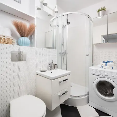 Apartment Charming 2x 1-br 950 M From Station, Bedroom & Separate Living Warschau