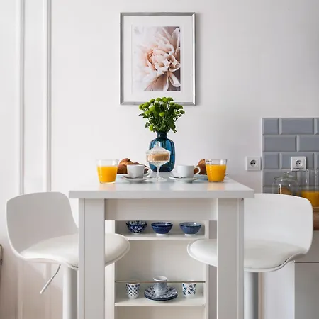 Charming Air-conditioned 950 M From Station, Bedroom & Separate Living * Warsaw