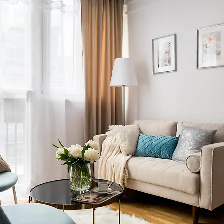 Apartment Charming Air-conditioned 950 M From Station, Bedroom & Separate Living Warsaw