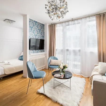 Charming Air-conditioned 950 M From Station, Bedroom & Separate Living Warsaw