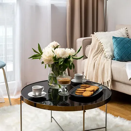 Charming 2x 1-br 950 M From Station, Bedroom & Separate Living