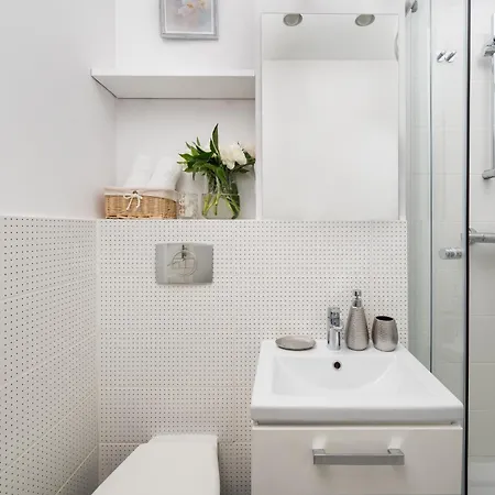 Charming Air-conditioned 950 M From Station, Bedroom & Separate Living Apartment Warsaw