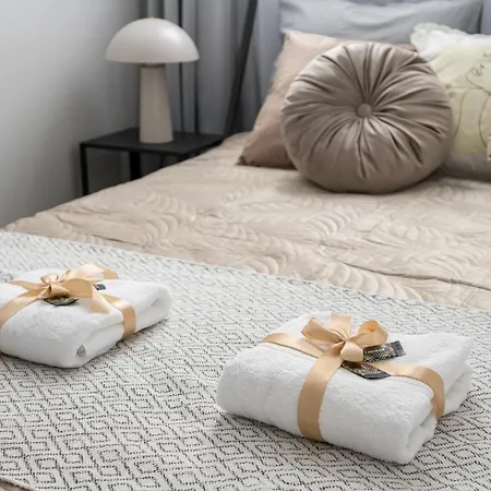 Apartment Charming 2x 1-br 950 M From Station, Bedroom & Separate Living Warschau