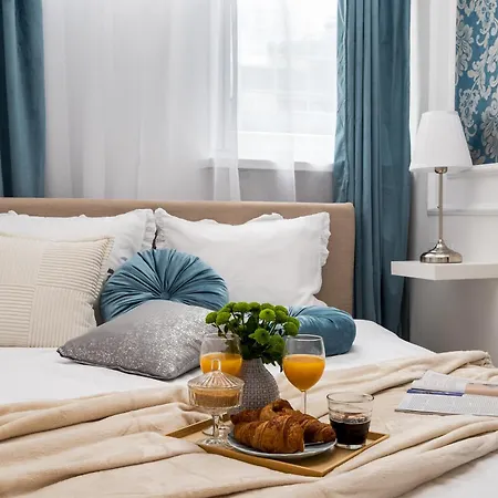 Charming 2x 1-br 950 M From Station, Bedroom & Separate Living *