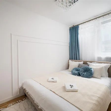 Apartamento Charming 2x 1-br 950 M From Station, Bedroom & Separate Living