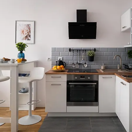 Charming 2x 1-br 950 M From Station, Bedroom & Separate Living *