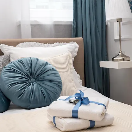 Charming 2x 1-br 950 M From Station, Bedroom & Separate Living