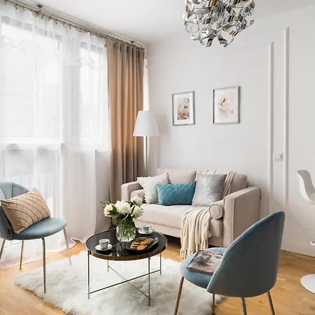 Charming 2x 1-br 950 M From Station, Bedroom & Separate Living