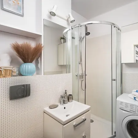 Apartamento Charming 2x 1-br 950 M From Station, Bedroom & Separate Living