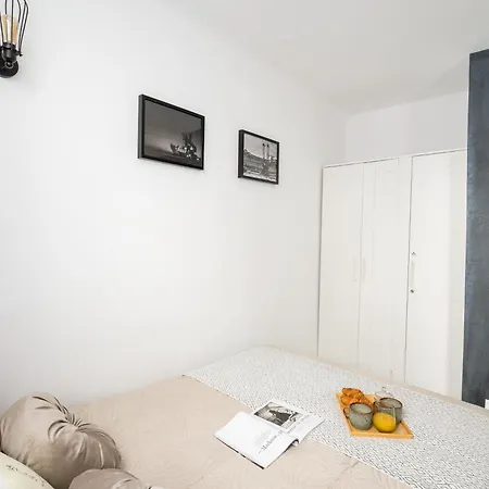 Charming Air-conditioned 950 M From Station, Bedroom & Separate Living * Varsóvia