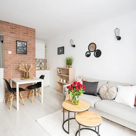 Charming Air-conditioned 950 M From Station, Bedroom & Separate Living *