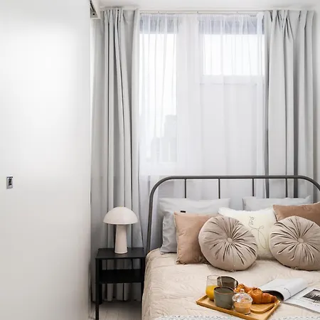 Charming 2x 1-br 950 M From Station, Bedroom & Separate Living