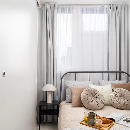 Charming Air-conditioned 950 M From Station, Bedroom & Separate Living