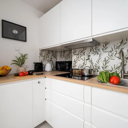 Charming Air-conditioned 950 M From Station, Bedroom & Separate Living Apartamento *