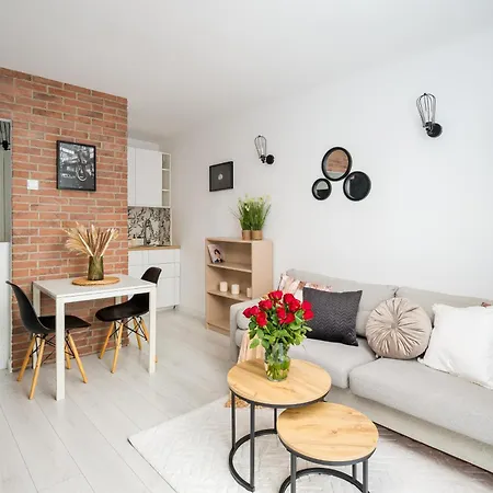 Charming 2x 1-br 950 M From Station, Bedroom & Separate Living