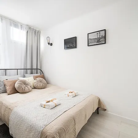 Charming 2x 1-br 950 M From Station, Bedroom & Separate Living Apartamento