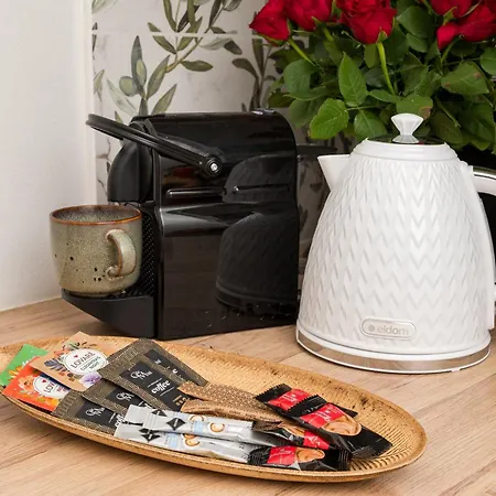 Charming 2x 1-br 950 M From Station, Bedroom & Separate Living *