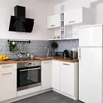 Charming 2x 1-br 950 M From Station, Bedroom & Separate Living Διαμέρισμα *