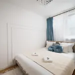 Διαμέρισμα Charming 2x 1-br 950 M From Station, Bedroom & Separate Living