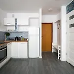 Charming 2x 1-br 950 M From Station, Bedroom & Separate Living Βαρσοβία