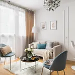 Charming 2x 1-br 950 M From Station, Bedroom & Separate Living
