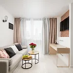 Charming 2x 1-br 950 M From Station, Bedroom & Separate Living Διαμέρισμα *