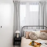 Charming 2x 1-br 950 M From Station, Bedroom & Separate Living