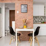 Charming 2x 1-br 950 M From Station, Bedroom & Separate Living Διαμέρισμα *