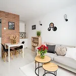 Charming 2x 1-br 950 M From Station, Bedroom & Separate Living