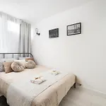 Charming 2x 1-br 950 M From Station, Bedroom & Separate Living Διαμέρισμα