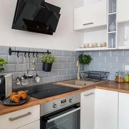 Charming 2x 1-br 950 M From Station, Bedroom & Separate Living Appartement Warschau