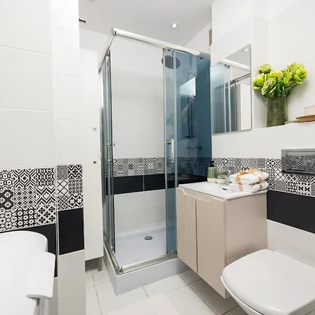 Charming Air-conditioned 950 M From Station, Bedroom & Separate Living Varşova