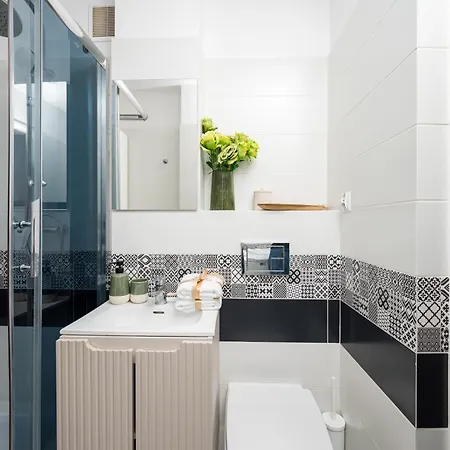 Charming Air-conditioned 950 M From Station, Bedroom & Separate Living Daire Varşova