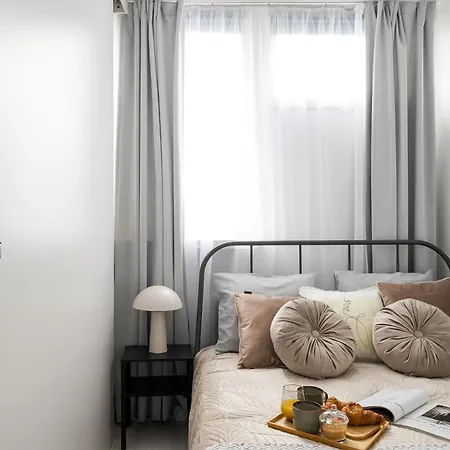 Daire Charming Air-conditioned 950 M From Station, Bedroom & Separate Living *