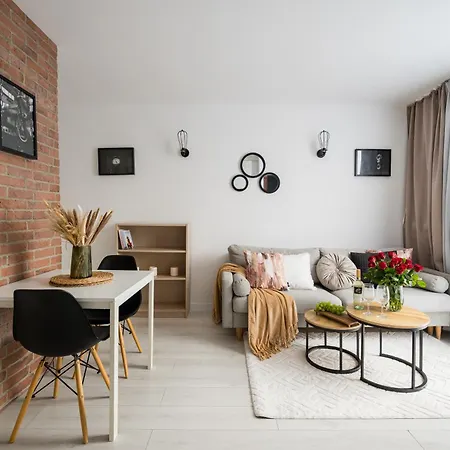 Charming Air-conditioned 950 M From Station, Bedroom & Separate Living *