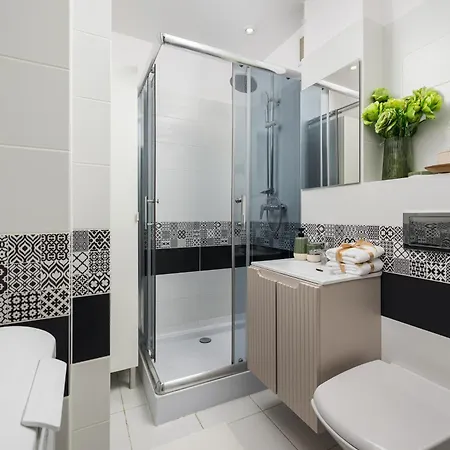 Charming 2x 1-br 950 M From Station, Bedroom & Separate Living * Warschau