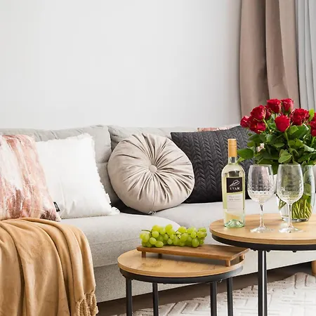 Charming 2x 1-br 950 M From Station, Bedroom & Separate Living Appartement