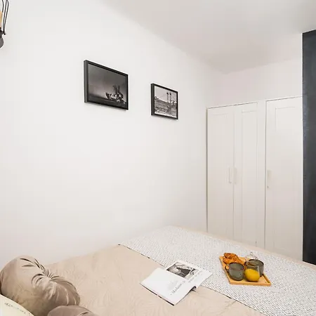 Charming Air-conditioned 950 M From Station, Bedroom & Separate Living Varşova